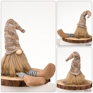 Viste dettagliate di uno gnomo nordico in peluche con gambe a strisce e cappello in maglia