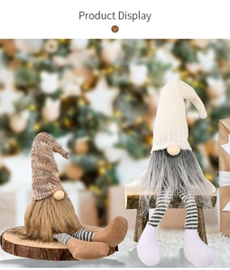 Dettaglio di gnomi natalizi con cappelli a maglia e gambe lunghe davanti all'albero
