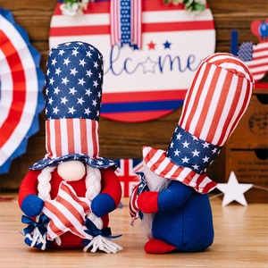 Detalle de gnomos patrióticos de EE. UU. con sombreros de barras y estrellas decorativos