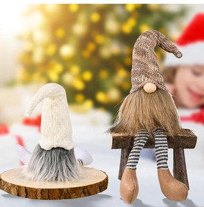 Dettagli di gnomi natalizi con cappelli a maglia e lunghe barbe su basi di legno