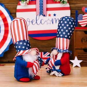 Detalle de gnomos de peluche del Día de la Independencia con estrellas y rayas USA