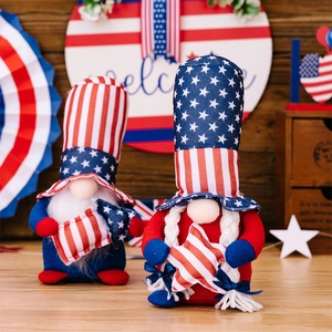 Detalle de gnomos patrióticos de EE. UU. con estrellas y rayas en rojo, blanco y azul