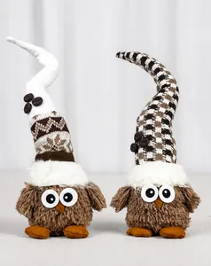 Detail der Kaffee-Eulen-Plüschpuppen mit gestrickten Mützen und weichem Kunstfell
