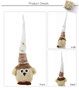 Viste frontale, laterale e posteriore del gufo di peluche con cappello lungo e campanelli