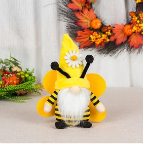 Détail du gnome abeille avec corps à rayures jaunes et marguerite sur le chapeau