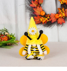 Détail d'un nain de jardin abeille en peluche avec tresses blanches et chapeau jaune