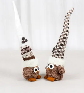 Detail von zwei Eulen-Plüschfiguren mit hohen Strickmützen und großen Augen als Deko
