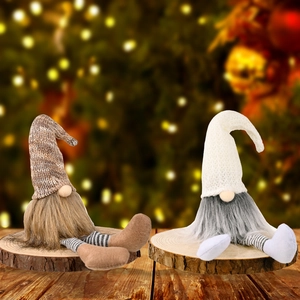Set di due gnomi natalizi con cappelli a maglia e gambe a strisce decorazione