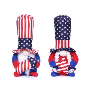 Gnomos de peluche patrióticos del Día de la Independencia con estrellas y rayas