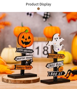 Detalle de decoraciones de madera de Halloween con diseños de calabaza y fantasma
