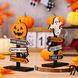 Primer plano de carteles de mesa de madera para Halloween con motivos de calabaza y fantasma