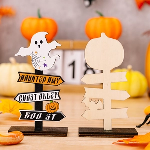 Detalle de carteles de madera de Halloween con fantasmas y piezas de DIY sin pintar