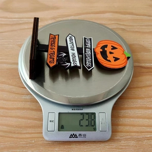 Detalle de decoración de madera para Halloween con calabaza y Tricks & Treats