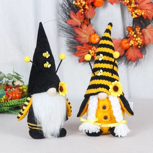 Coppia di gnomi per la festa delle api con girasoli e cappelli a righe per la decorazione