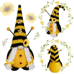 Gnomo di peluche per festa delle api con girasoli viste frontale laterale e retro