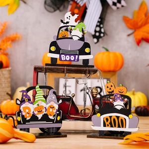 Trois camions de gnomes d'Halloween en bois sur table avec décor de citrouille et érable