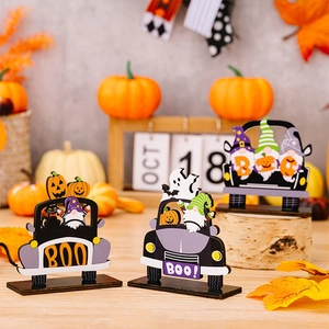 Détail de déco d'Halloween en bois avec gnome, citrouille et chat noir sur un camion