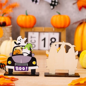 Détail de déco Halloween en bois avec camion, fantôme, gnome et citrouille sur bureau