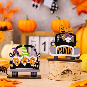 Détail de décoration d'Halloween en bois, nains en voiture avec lettres BOO