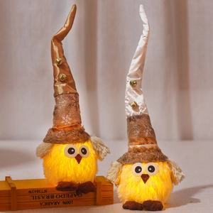 Statuine a forma di gufo in peluche luminoso con luci LED e cappelli natalizi decorativi