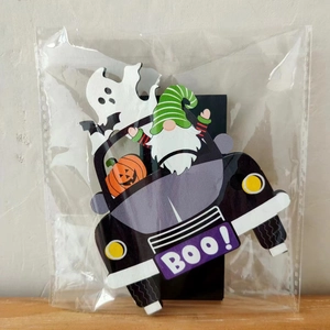 Détail d'ornement d'Halloween en bois gnome voiture avec citrouille et logo Boo