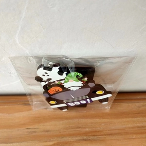 Détail d'un ornement d'Halloween en bois avec gnome et citrouille dans son emballage