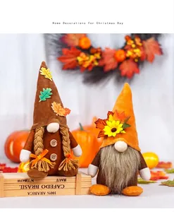 Detalle de gnomos de cosecha con hojas de arce y girasoles en caja de madera rústica