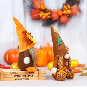 Detalle de gnomos de otoño con hojas de maple y trenzas para decoración de acción de gracias
