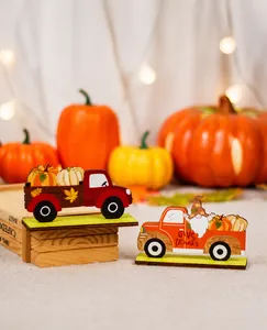 Detalle de adornos de madera de camiones de cosecha con calabazas y gnomos
