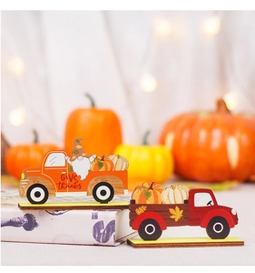 Detalle de carteles de madera para Acción de Gracias con gnomos y calabazas en soporte