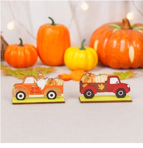 Detalle de camiones de calabaza de madera con gnomos y letras festivas de Give Thanks