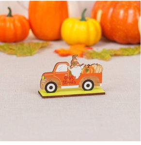 Detalle de decoración camión de gnomo de madera con texto Give thanks y diseño calabaza