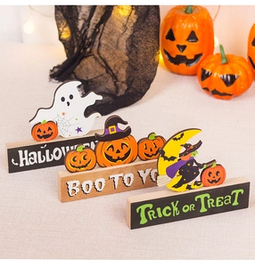 Λεπτομέρεια από ξύλινες πινακίδες Halloween με μοτίβα Boo To You και Trick or Treat