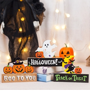 Λεπτομερής όψη ξύλινων διακοσμητικών Halloween με κολοκύθα, μάγισσα και φάντασμα
