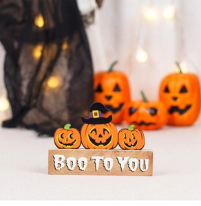 Λεπτομέρεια ξύλινης διακόσμησης Halloween με κολοκύθες και καλλιτεχνική επιγραφή BOO TO YOU
