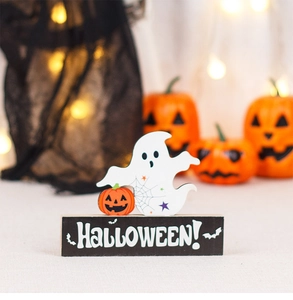 Λεπτομέρεια ξύλινης διακόσμησης Halloween με φάντασμα και κολοκύθα σε μαύρη βάση