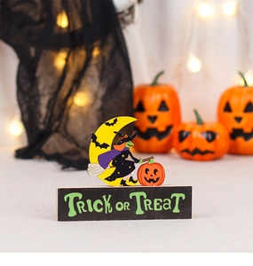 Λεπτομέρεια ξύλινης διακόσμησης Halloween με φεγγάρι, μάγισσα και κείμενο Trick or Treat