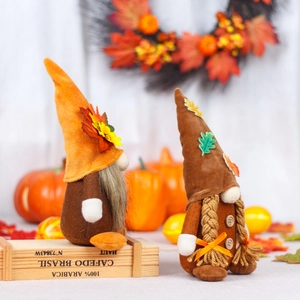 Gnomos de peluche para cosecha de otoño con sombreros naranjas y hojas de membrillo