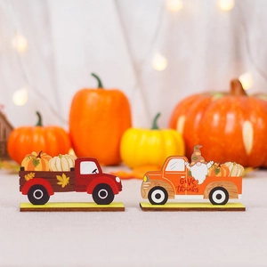 Decoración de mesa de otoño en madera con camión de calabazas y gnomo de fiesta
