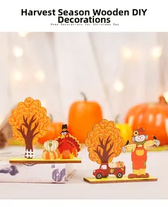 Détail de décors d'automne en bois avec dinde et citrouille sur table festive
