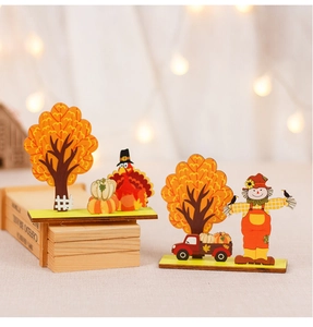 Décoration d'automne en bois avec dinde, épouvantail et citrouilles décoratives