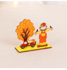 Détail déco automne en bois avec épouvantail, camion de citrouilles et arbre coloré
