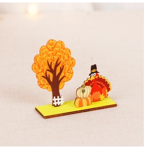 Détail de décoration de table en bois pour Thanksgiving avec dinde, citrouille et arbre