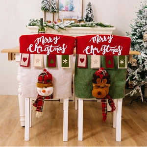 Dettaglio coprisedia natalizi con pupazzo di neve e renna 3D e ricamo Merry Christmas di lusso