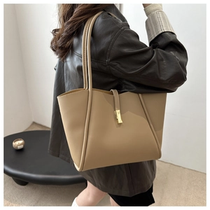 Vista laterale dettagliata di una grande borsa tote in pelle PU kaki con tracolla e fibbia