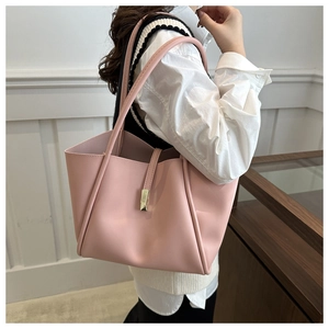 Detailansicht einer blassrosa matten Leder-Tragetasche mit eleganter goldener Metallschnalle