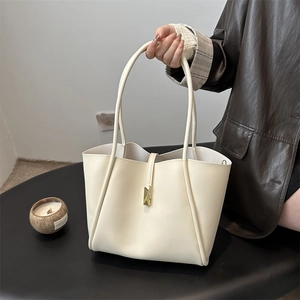 Borsa tote minimalista in pelle bianco crema con eleganti finiture in metallo dorato