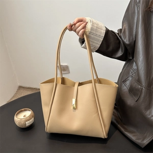 Borsa tote minimalista in pelle PU beige con fibbia dorata in una scena di stile