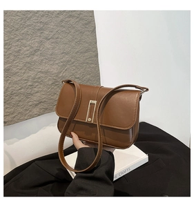 Detailansicht der braunen Leder-Umhängetasche mit minimalistischer goldener Schließe