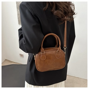 Petit sac carré en cuir PU marron avec logo 'LUCKY LHOO' porté par un mannequin